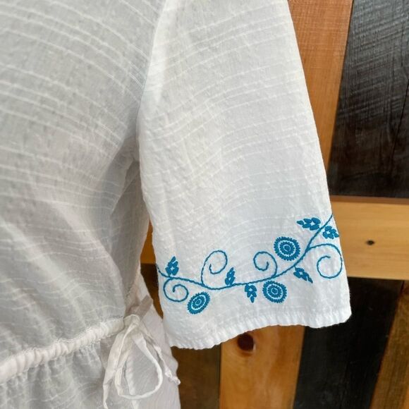 EASTERN Mountain Sports white v neck top with embroidered accents size XS - Picture 3 of 5